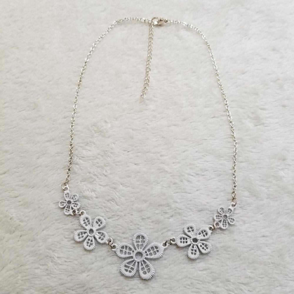 Boho Daisy Chain Clavicle Necklace  NWOT
